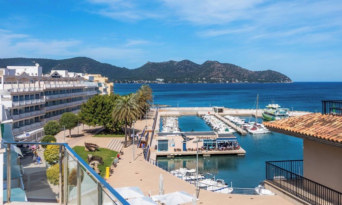 Cala Bona Apartamento | Apartamento 'Vives' con vistas al mar, terrazas y Wi-Fi