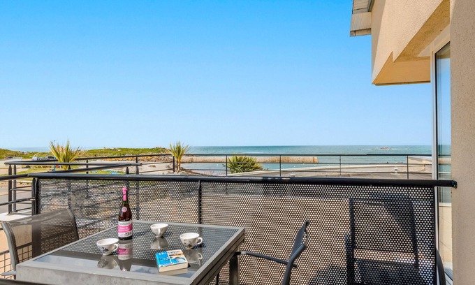 Cleder Apartamento | Apartamento 'Appartement Vue Mer - Plage À 30m' con vistas al mar, terraza privada y Wi-Fi