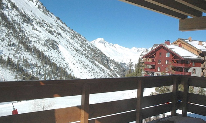 Arc-1950 Apartamento | Apartamento con vistas soleadas a la montaña, acceso y salida de esquí, acceso a la piscina, sauna y bañera de hidromasaje.