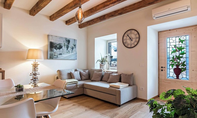 Levico Terme Apartamento | Apartamento "Wellness Lodge Riccardo" con vistas al lago y a la montaña y bañera de hidromasaje