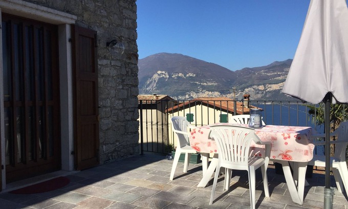 Castelletto Apartamento | Apartamento con vista al lago, en una zona tranquila con jardín y terraza.