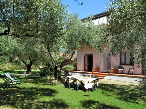 Capanne-Prato-Cinquale Apartamento | Apartment Wilma by Interhome