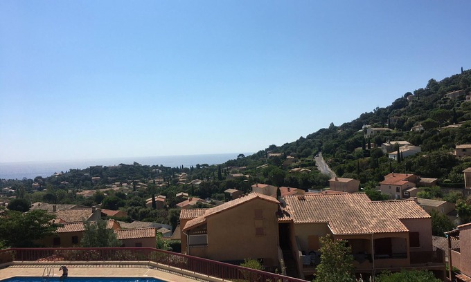 Cavalaire-sur-Mer Condominio | Apartment with 180° sea view and 12 m2 terrace
