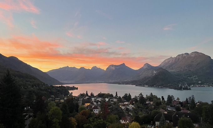 Talloires-Montmin Apartamento | Apartamento con jardín privado y vistas despertantes con vistas a la bahía de Talloires