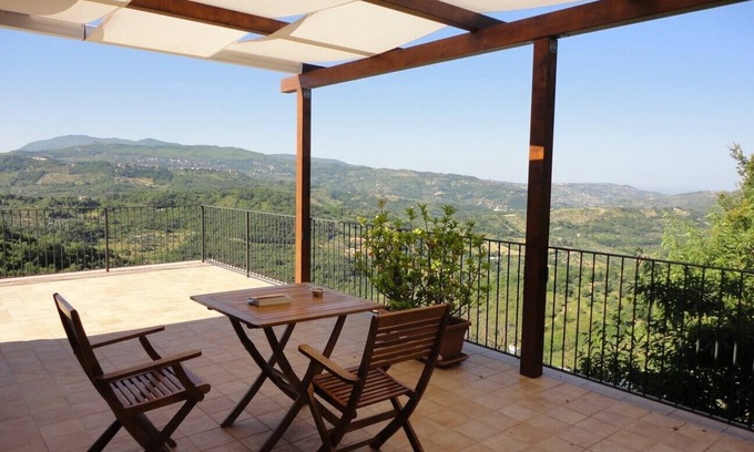 Ogliastro Cilento Apartamento | Apartamento con una hermosa terraza panorámica en la costa del Cilento.
