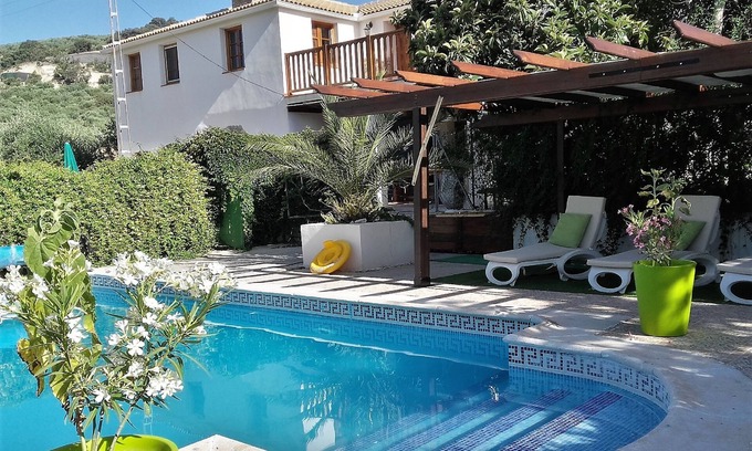 Montefrio Casa | Apartamento rural con vistas a la montaña y piscina compartida