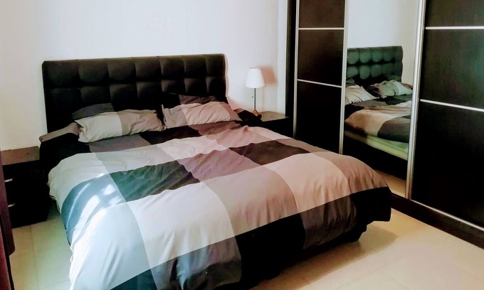 Amman Apartamento | Apartamento con terraza privada, jardín y garaje.