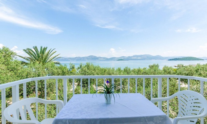 Drace Apartamento | Apartamento con balcףn y vista al mar.