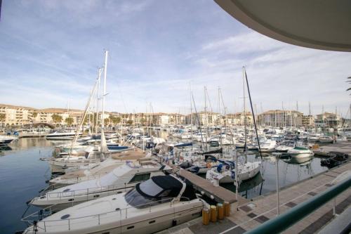 Frejus Port Apartamento | Apartment With Balcony And View On The Port