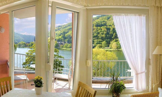 Bullay Apartamento | Apartment with balcony directly on the banks and with a view of the Moselle