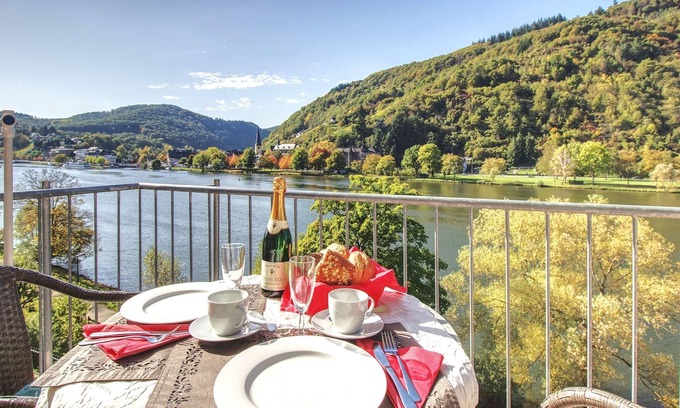 Bullay Apartamento | Apartment with balcony directly on the banks and with a view of the Moselle
