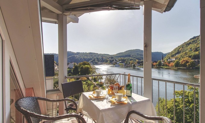 Bullay Apartamento | Apartment with balcony directly on the banks and with a view of the Moselle