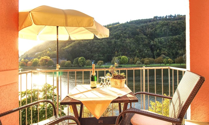 Bullay Apartamento | Apartment with balcony directly on the banks and with a view of the Moselle
