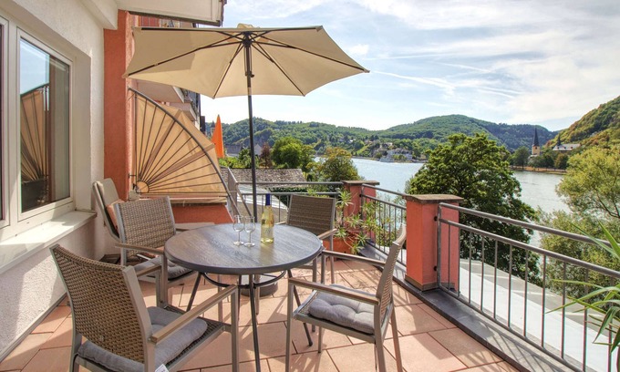 Bullay Casa | Apartment with balcony directly on the banks and with a view of the Moselle