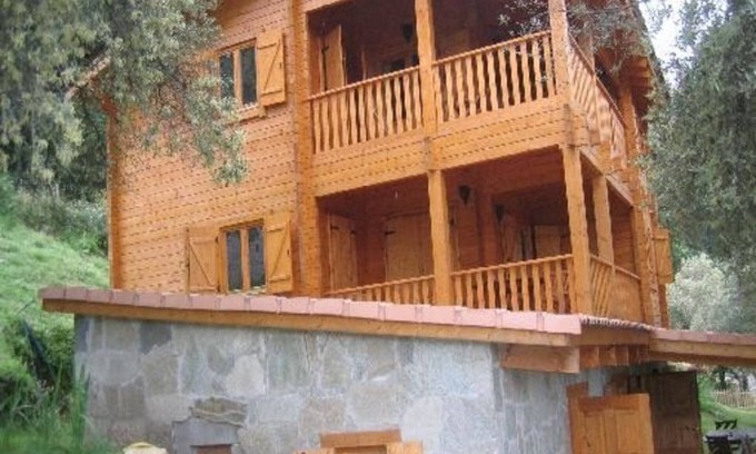 Olmiccia Apartamento | Apartamento con balcón y piscina en excelente chalet de piedra y madera.