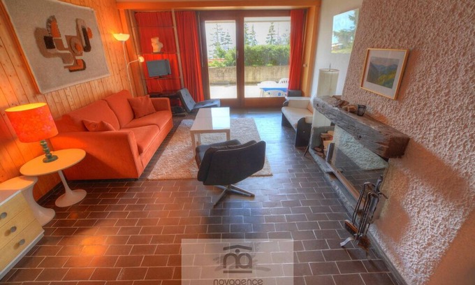 Anzere Apartamento | Apartamento con terraza con entrada de armario, 1 dormitorio con 4 camas individuales, 1 baño.