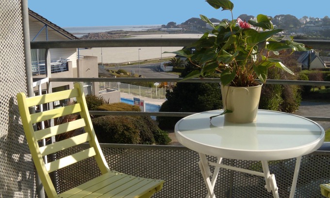 Trevou-Treguignec Apartamento | Apartamento con magníficas vistas al mar y playa de Trestel a 9 km de Perros Guirec