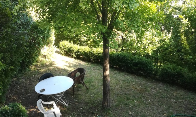 Meyrargues Apartamento | Apartment with garden and garage MEYRARGUES. Stays of up to 7 days.