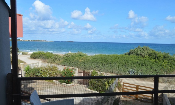 Sa Rocca Tunda Apartamento | Apartment with veranda overlooking the sea 20 meters from the beach of the locality immersed in the