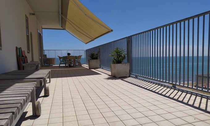 Faro Apartamento | Apartment with large terrace right by the sea