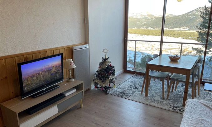 Les Angles Casa | Apartment with lake and mountain views 100 m from the slopes
