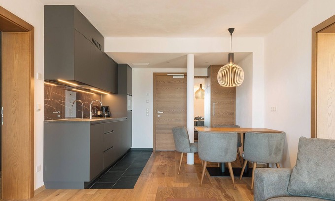 Tirolo Apartamento | Apartment with large south-facing terrace, incl. garage parking space