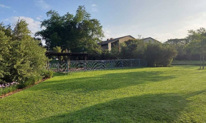 Greater Johannesburg Metropolitan Area Apartamento | Apartment with Lush green garden and a Pool