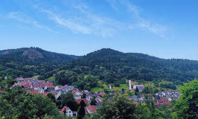 Lautenbach Apartamento | Apartment with panoramic balcony with reading material, games and fitness room