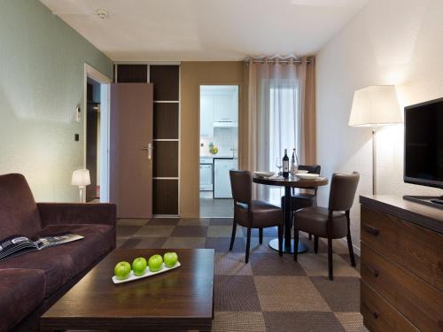 Ferney-Voltaire Apartamento | Apartment with pool park view
