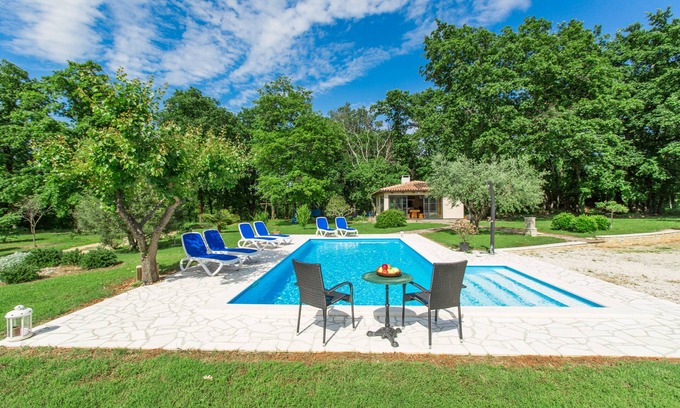 Susnjici Apartamento | Apartment with pool, 2-4 persons, garden, air-conditioned, barbecue