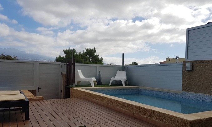 Las Rosas Apartamento | APARTMENT WITH POOL AND JACUZZI EXCLUSIVE USE
