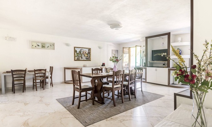 Gragnola Apartamento | Apartment with private garden and pool