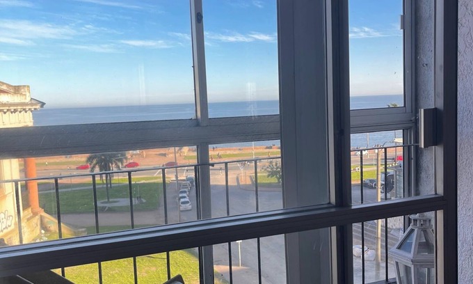 Ciudad Vieja Apartamento | Apartamento con vista al mar en ciudad vieja en zona segura con Wifi Chromecast