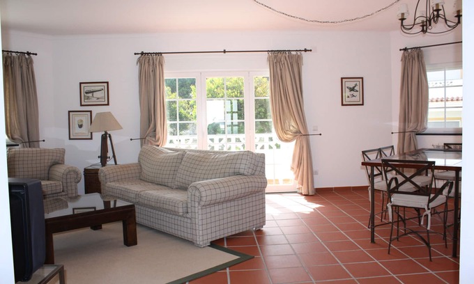 Praia del Rei Apartamento | Apartamento con piscina comunitaria, zonas ajardinadas, Wi-fi