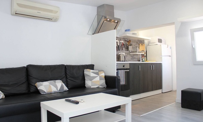 Nou Barris Apartamento | Apartamento con terraza, barbacoa y una hermosa vista de la ciudad y el mar.