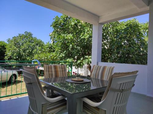 Pirovac Apartamento | Apartment with Terrace and Garden