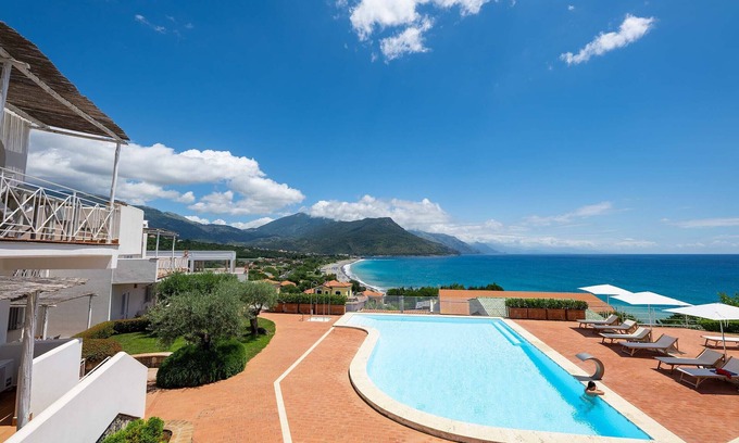 Villammare Apartamento | Apartment with terrace. Shared pool. 150 metres from beach