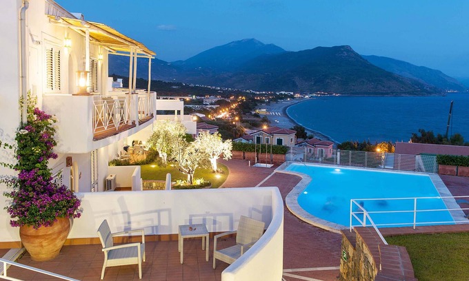 Villammare Apartamento | Apartment with terrace. Shared pool. 150 metres from beach
