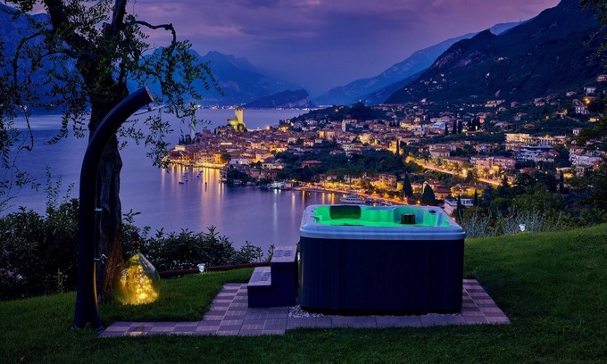 Malcesine Apartamento | Apartamento con impresionantes vistas al lago de Garda, Malcesine, terraza, jardín.