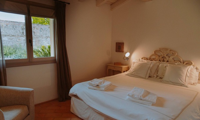 Puegnago del Garda Apartamento | Apartment 'Zaffiro' with Shared Pool, Wi-Fi and Air Conditioning