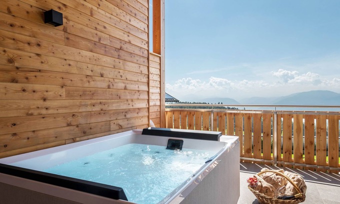 San Genesio Atesino Apartamento | Apartamento 'Zirm' con vistas a la montaña, terraza privada y Wi-Fi