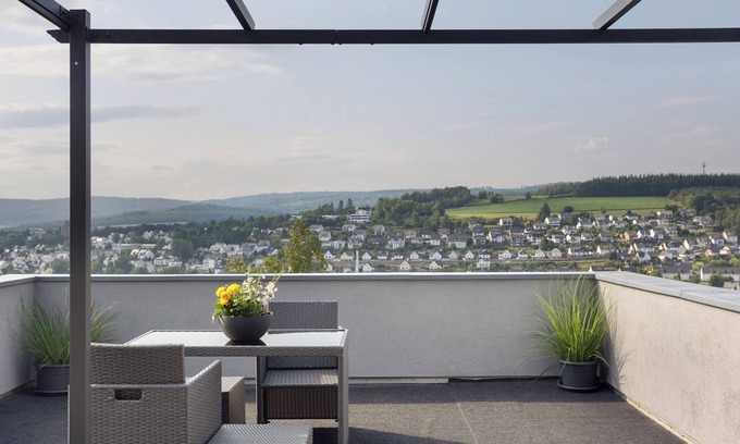 Meschede Apartamento | Apartamento 'Zum Hasen' con vistas a la montaña, terraza privada y Wi-Fi