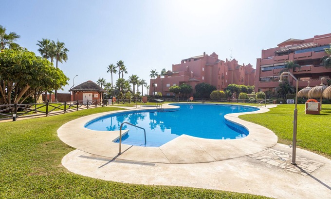 Torrox Costa Apartamento | "Apartamento en Torrox Costa" con vistas al mar, piscina, jacuzzi, Wi-Fi, A/C y jardín