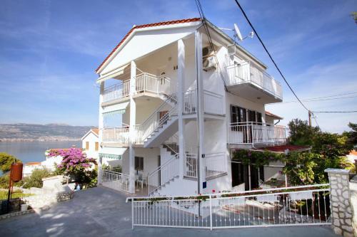 Municipality of Trogir Apartamento | Apartments by the sea Slatine, Ciovo - 972