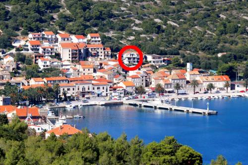 Cove Rogacic Apartamento | Apartments by the sea Vis - 2428