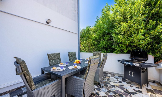 Pjescana Uvala Apartamento | Apartments Donatella -Apt 1- 10m from the beach