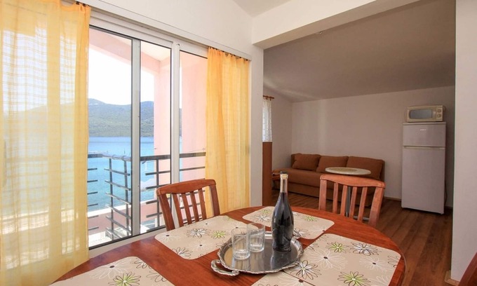 Putnikovic Apartamento | Apartments Ereš Zuronja-One-Bedroom Apartment with Sea View 2