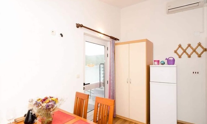 Putnikovic Apartamento | Apartments Ereš Zuronja-One-Bedroom Apartment with Sea View 1