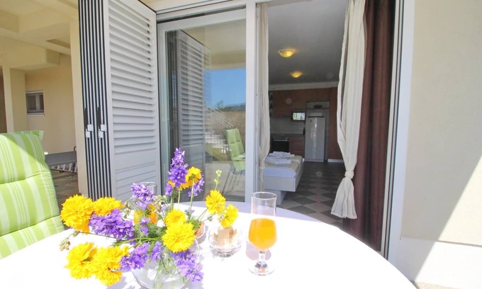 Drace Apartamento | Apartments Gusti - Studio Apartment with Terrace and Sea View