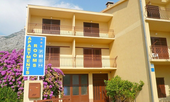 Istok Apartamento | Apartments Justina, (16427), Makarska, Croatia